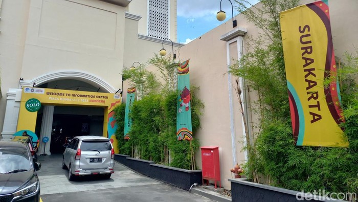 Hotel Solia Zigna Solo dengan dekorasi Piala Dunia U-17 2023 Indonesia, Sabtu (2/12/2023).