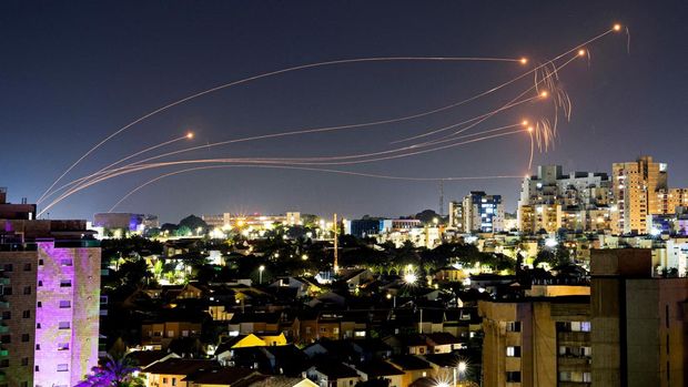 Israel's Iron Dome anti-missile system intercepts rockets launched from the Gaza Strip, after a temporary truce between Israel and the Palestinian Islamist group Hamas expired, as seen from Ashkelon, Israel, December 1, 2023. REUTERS/Amir Cohen      TPX IMAGES OF THE DAY