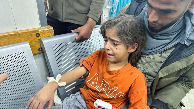 A Palestinian girl wounded in an Israeli strike on a house receives medical attention, after a temporary truce between Hamas and Israel expired, at Nasser hospital in Khan Younis in the southern Gaza Strip, December 1, 2023. REUTERS/Fadi Shana