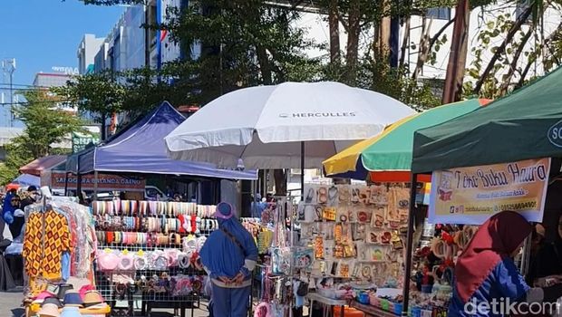 Jajanan saat Car Free Day di Jalan Boulevard