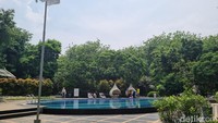Belum merasa segar? tenang, traveler bisa lanjut menyegarkan diri dengan berenang di sini. Karena tempat ini menyediakan kolam renang yang dapat dipakai pengunjung. Biayanya senilai biaya deposit masuk yakni Rp 25 ribu. (Weka Kanaka/detikcom)