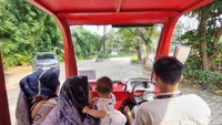 Jakarta Escape memiliki luas sekitar 7 hektare. Selain berkeliling dengan berjalan kaki, traveler juga dapat berkeliling area sini dengan menggunakan mobil pengantar yang disebut Tayo. Biayanya hanya Rp 10 ribu per orang dalam satu kali putaran. (Weka Kanaka/detikcom)