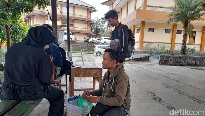 Januari, mahasiswa Garut yang tak malu jualan risol.