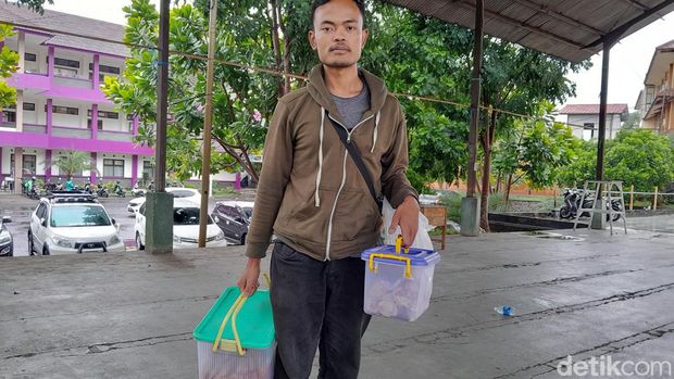 Januari, mahasiswa Garut yang tak malu jualan risol.