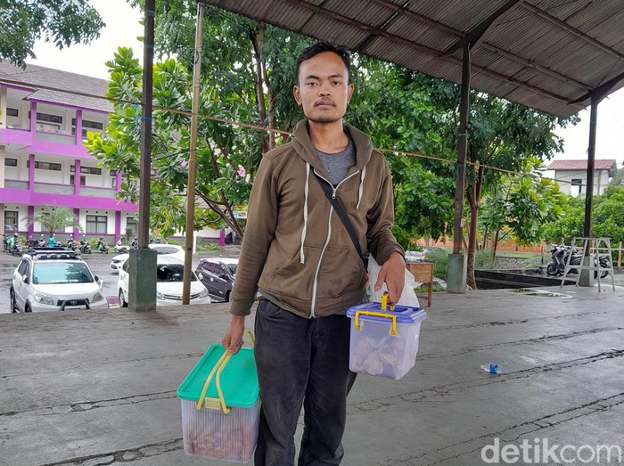 Januari, mahasiswa Garut yang tak malu jualan risol.