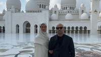  ason menuliskan Sheikh Zayed Grand Mosque #InAbuDahbi.  Kolam komentar Jason pun diserbu netizen Muslim, termasuk netizen Indonesia. Mereka memuji pasangan ini yang berpakaian sopan dan mendoakan kebaikan untuk mereka. 