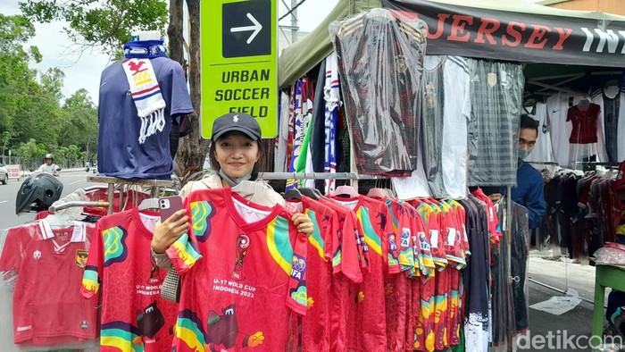 Jelang pertandingan final Piala Dunia U-17, stand merchandise sudah diserbu pembeli sejak pagi, Sabtu (2/12/2023).