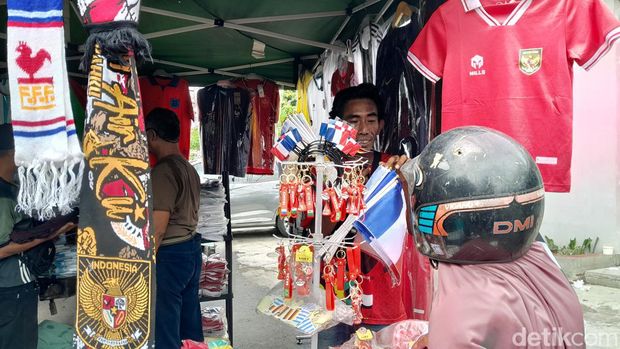 Jelang pertandingan final Piala Dunia U-17, stand merchandise sudah diserbu pembeli sejak pagi, Sabtu (2/12/2023).