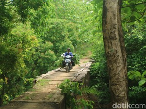 Warga Pati Sulap Bekas Rel KA Zaman Belanda Jadi Jembatan, Gak Bahaya Ta?