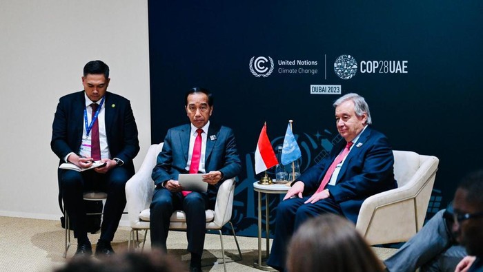 Presiden Joko Widodo (Jokowi) melakukan pertemuan bilateral dengan Sekretaris Jenderal PBB Antonio Guterres di Expo City Dubai, Uni Emirat Arab (UEA). Jokowi menyatakan komitmen Indonesia untuk terus mendukung PBB dalam menjalankan fungsi dan perannya.