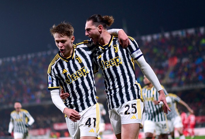 Soccer Football - Serie A - Monza v Juventus - Stadio Brianteo, Monza, Italy - December 1, 2023 Juventus Adrien Rabiot celebrates scoring their first goal with Hans Nicolussi Caviglia REUTERS/Daniele Mascolo