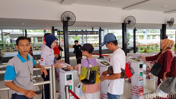 Suasana hall timur Stasiun Jogja yang menjadi akses keluar-masuk baru pengguna Commuter Line, Sabtu (2/12/2023).