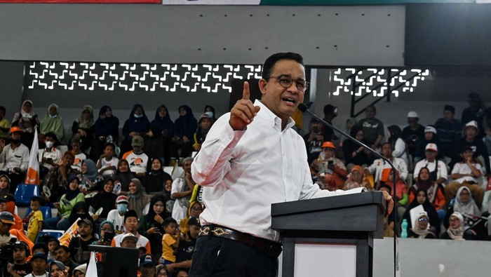 Calon presiden nomor urut 1 Anies Baswedan menyampaikan orasi kepada relawan di Gor Gondrong, Cipondoh, Kota Tangerang, Sabtu (2/12/2023). Acara tersebut dihadiri ribuan relawan se-Kota Tangerang dari partai pengusung pasangan Capres-Cawapres Anies Baswedan dan Muhaimin Iskandar. ANTARA FOTO/Sulthony Hasanuddin/aww.
