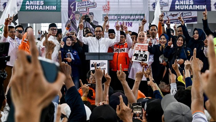 Calon presiden nomor urut 1 Anies Baswedan menyampaikan orasi kepada relawan di Gor Gondrong, Cipondoh, Kota Tangerang, Sabtu (2/12/2023). Acara tersebut dihadiri ribuan relawan se-Kota Tangerang dari partai pengusung pasangan Capres-Cawapres Anies Baswedan dan Muhaimin Iskandar. ANTARA FOTO/Sulthony Hasanuddin/aww.
