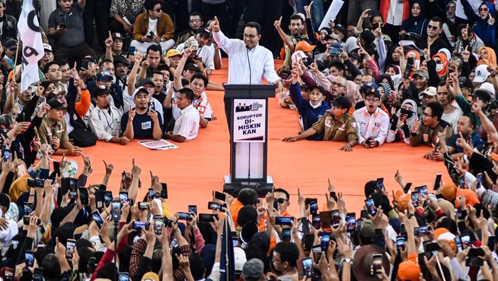 Kampanye di Tangerang, Anies Sampaikan Orasi ke Relawan Calon presiden nomor urut 1 Anies Baswedan menyampaikan orasi kepada relawan di Gor Gondrong, Cipondoh, Kota Tangerang, Sabtu (2/12/2023). Acara tersebut dihadiri ribuan relawan se-Kota Tangerang dari partai pengusung pasangan Capres-Cawapres Anies Baswedan dan Muhaimin Iskandar. ANTARA FOTO/Sulthony Hasanuddin/aww.