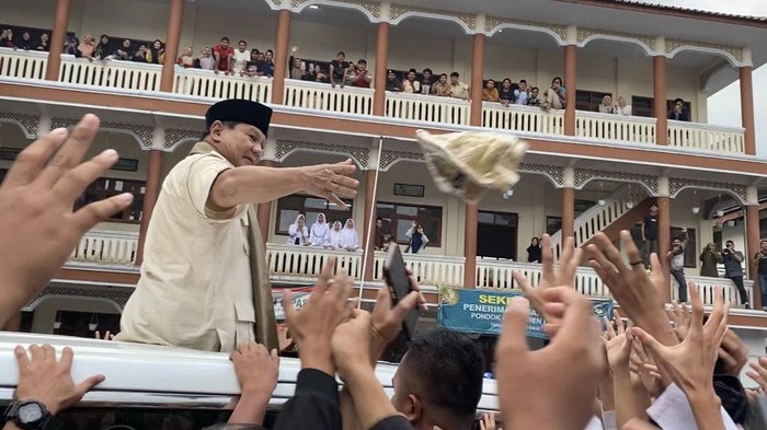 Capres nomor urut 2 Prabowo Subianto mengunjungi Pondok Pesantren (Ponpes) Cipasung, Tasikmalaya, Jawa Barat, dalam safari kampanyenya hari ini. Seusai bersilaturahmi, Prabowo menyapa para santri melalui sunroof mobilnya sekaligus membagikan kaos.