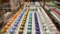 Kaybees menawarkan pengalaman unik melalui layanan Make Your Own Chocolate. Pengunjung dapat menciptakan kreasi cokelat mereka sendiri dengan berbagai pilihan topping. Foto: detikcom