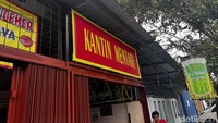 Bakso Gepeng Bewok bisa ditemui di area kantin sebelah sekolah Penabur, namanya Kantin Mentari. Lokasinya lebih mudah ditemui dan tempat makannya lebih enak.  Foto: Detikcom / Atiqa Rana