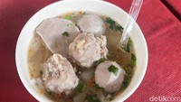 Ini semangkuk bakso yang detikFood pesan. Dengan harga Rp 20.000 sudah lengkap terdiri dari dua bakso gepeng, dua bakso urat, dan satu bakso halus. Foto: Detikcom / Atiqa Rana