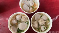 Kalau main ke daerah Gading Serpong, kamu bisa mampir makan bakso yang enak dan menyegarkan di Bakso Gepeng Bewok. Baksonya terdiri dari bakso gepeng, urat, dan halus. Foto: Detikcom / Atiqa Rana