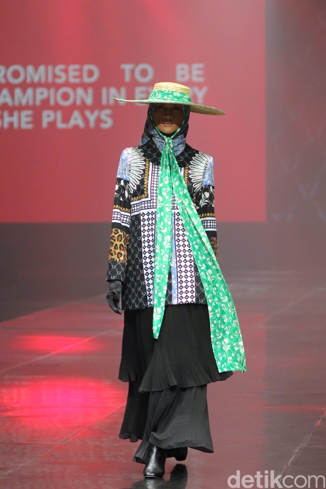 Inilah rancangan terbaru Vivi Zubedi yang mengaplikasikan motif macan di koleksinya bertajuk Metamorphoses. Fashions how koleksi Vivi berlangsung di The Tribatra Darmawangsa, Jakarta Selatan, Jumat [1/12/2023]. Foto: Mohammad Abduh/detikcom.