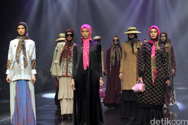 Inilah rancangan terbaru Vivi Zubedi yang mengaplikasikan motif macan di koleksinya bertajuk Metamorphoses. Fashions how koleksi Vivi berlangsung di The Tribatra Darmawangsa, Jakarta Selatan, Jumat [1/12/2023]. Foto: Mohammad Abduh/detikcom.