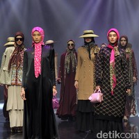 Inilah rancangan terbaru Vivi Zubedi yang mengaplikasikan motif macan di koleksinya bertajuk Metamorphoses. Fashions how koleksi Vivi berlangsung di The Tribatra Darmawangsa, Jakarta Selatan, Jumat [1/12/2023]. Foto: Mohammad Abduh/detikcom.