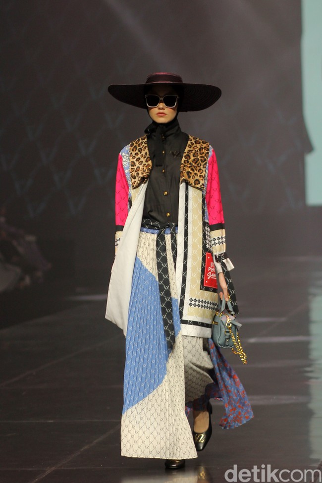Inilah rancangan terbaru Vivi Zubedi yang mengaplikasikan motif macan di koleksinya bertajuk Metamorphoses. Fashions how koleksi Vivi berlangsung di The Tribatra Darmawangsa, Jakarta Selatan, Jumat [1/12/2023]. Foto: Mohammad Abduh/detikcom.