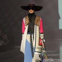 Inilah rancangan terbaru Vivi Zubedi yang mengaplikasikan motif macan di koleksinya bertajuk Metamorphoses. Fashions how koleksi Vivi berlangsung di The Tribatra Darmawangsa, Jakarta Selatan, Jumat [1/12/2023]. Foto: Mohammad Abduh/detikcom.