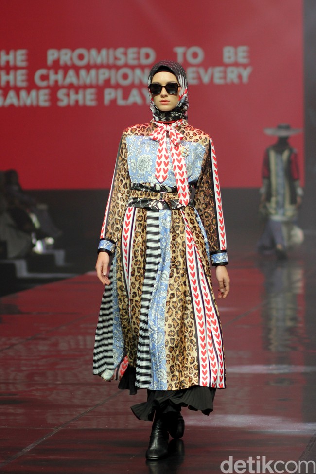 Inilah rancangan terbaru Vivi Zubedi yang mengaplikasikan motif macan di koleksinya bertajuk Metamorphoses. Fashions how koleksi Vivi berlangsung di The Tribatra Darmawangsa, Jakarta Selatan, Jumat [1/12/2023]. Foto: Mohammad Abduh/detikcom.