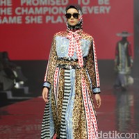 Inilah rancangan terbaru Vivi Zubedi yang mengaplikasikan motif macan di koleksinya bertajuk Metamorphoses. Fashions how koleksi Vivi berlangsung di The Tribatra Darmawangsa, Jakarta Selatan, Jumat [1/12/2023]. Foto: Mohammad Abduh/detikcom.