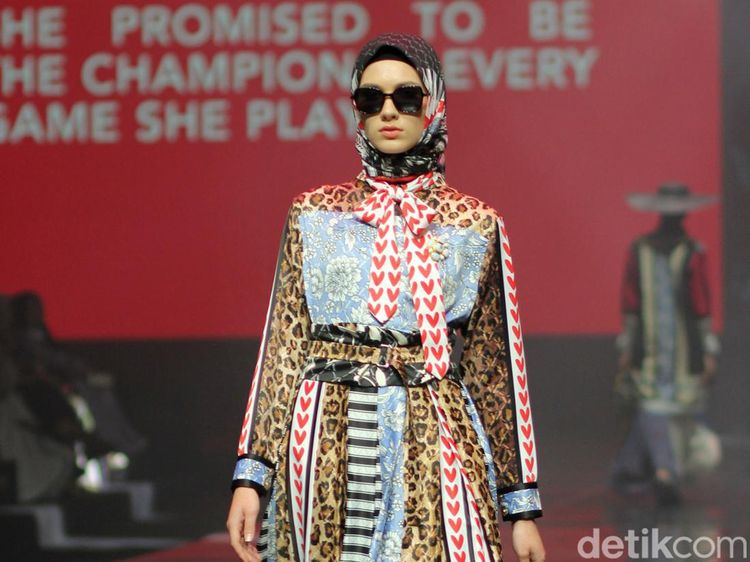 10 Koleksi Busana Vivi Zubedi 12 Tahun Berkarya, Hadirkan Motif Macan