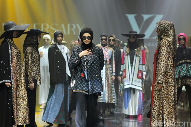 Inilah rancangan terbaru Vivi Zubedi yang mengaplikasikan motif macan di koleksinya bertajuk Metamorphoses. Fashions how koleksi Vivi berlangsung di The Tribatra Darmawangsa, Jakarta Selatan, Jumat [1/12/2023].. Foto: Mohammad Abduh/detikcom.