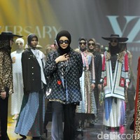 Inilah rancangan terbaru Vivi Zubedi yang mengaplikasikan motif macan di koleksinya bertajuk Metamorphoses. Fashions how koleksi Vivi berlangsung di The Tribatra Darmawangsa, Jakarta Selatan, Jumat [1/12/2023].. Foto: Mohammad Abduh/detikcom.