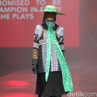 Inilah rancangan terbaru Vivi Zubedi yang mengaplikasikan motif macan di koleksinya bertajuk Metamorphoses. Fashions how koleksi Vivi berlangsung di The Tribatra Darmawangsa, Jakarta Selatan, Jumat [1/12/2023]. Foto: Mohammad Abduh/detikcom.