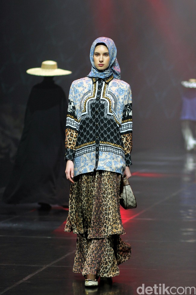 Inilah rancangan terbaru Vivi Zubedi yang mengaplikasikan motif macan di koleksinya bertajuk Metamorphoses. Fashions how koleksi Vivi berlangsung di The Tribatra Darmawangsa, Jakarta Selatan, Jumat [1/12/2023]. Foto: Mohammad Abduh/detikcom.