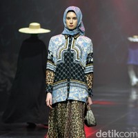 Inilah rancangan terbaru Vivi Zubedi yang mengaplikasikan motif macan di koleksinya bertajuk Metamorphoses. Fashions how koleksi Vivi berlangsung di The Tribatra Darmawangsa, Jakarta Selatan, Jumat [1/12/2023]. Foto: Mohammad Abduh/detikcom.