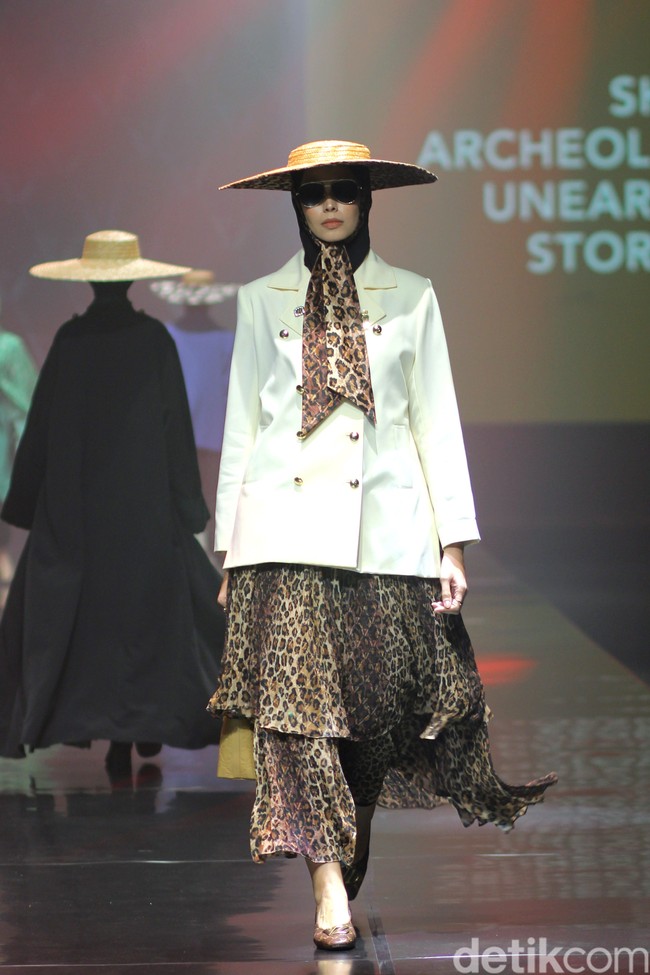 Inilah rancangan terbaru Vivi Zubedi yang mengaplikasikan motif macan di koleksinya bertajuk Metamorphoses. Fashions how koleksi Vivi berlangsung di The Tribatra Darmawangsa, Jakarta Selatan, Jumat [1/12/2023]. Foto: Mohammad Abduh/detikcom.