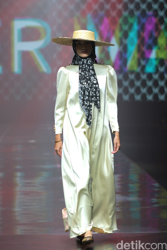 Inilah rancangan terbaru Vivi Zubedi yang mengaplikasikan motif macan di koleksinya bertajuk Metamorphoses. Fashions how koleksi Vivi berlangsung di The Tribatra Darmawangsa, Jakarta Selatan, Jumat [1/12/2023]. Foto: Mohammad Abduh/detikcom.