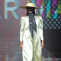 Inilah rancangan terbaru Vivi Zubedi yang mengaplikasikan motif macan di koleksinya bertajuk Metamorphoses. Fashions how koleksi Vivi berlangsung di The Tribatra Darmawangsa, Jakarta Selatan, Jumat [1/12/2023]. Foto: Mohammad Abduh/detikcom.