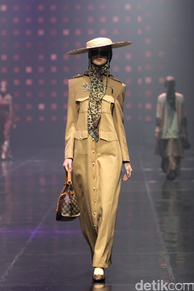 Inilah rancangan terbaru Vivi Zubedi yang mengaplikasikan motif macan di koleksinya bertajuk Metamorphoses. Fashions how koleksi Vivi berlangsung di The Tribatra Darmawangsa, Jakarta Selatan, Jumat [1/12/2023]. Foto: Mohammad Abduh/detikcom.