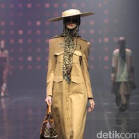 Inilah rancangan terbaru Vivi Zubedi yang mengaplikasikan motif macan di koleksinya bertajuk Metamorphoses. Fashions how koleksi Vivi berlangsung di The Tribatra Darmawangsa, Jakarta Selatan, Jumat [1/12/2023]. Foto: Mohammad Abduh/detikcom.