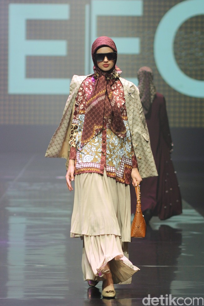 Inilah rancangan terbaru Vivi Zubedi yang mengaplikasikan motif macan di koleksinya bertajuk Metamorphoses. Fashions how koleksi Vivi berlangsung di The Tribatra Darmawangsa, Jakarta Selatan, Jumat [1/12/2023]. Foto: Mohammad Abduh/detikcom.