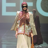 Inilah rancangan terbaru Vivi Zubedi yang mengaplikasikan motif macan di koleksinya bertajuk Metamorphoses. Fashions how koleksi Vivi berlangsung di The Tribatra Darmawangsa, Jakarta Selatan, Jumat [1/12/2023]. Foto: Mohammad Abduh/detikcom.