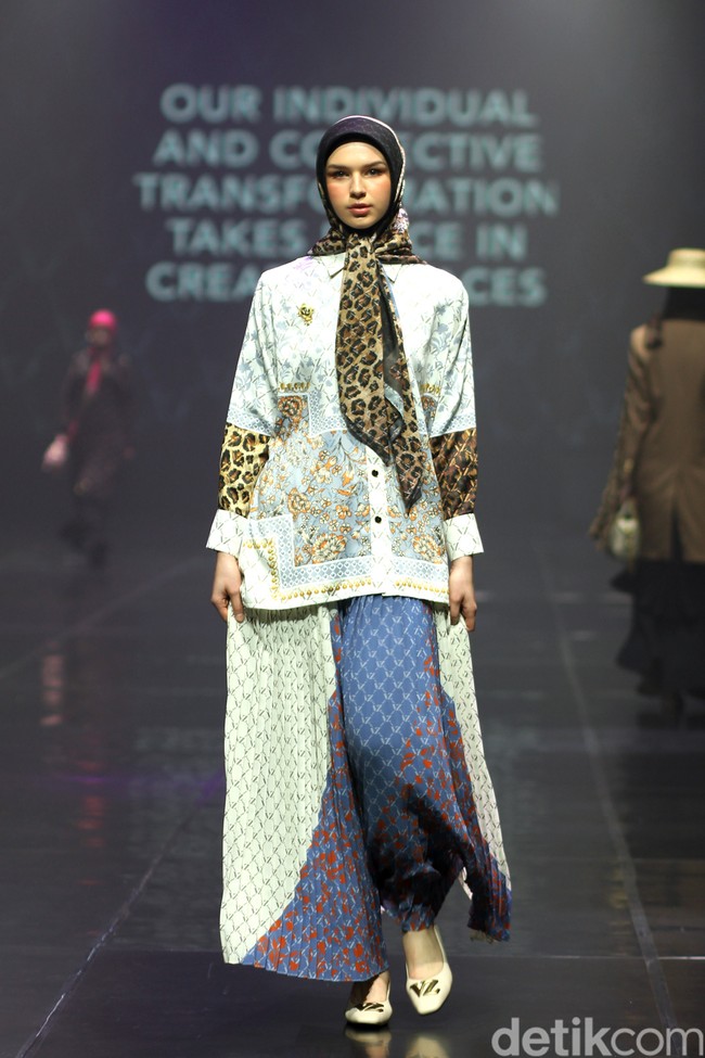 Inilah rancangan terbaru Vivi Zubedi yang mengaplikasikan motif macan di koleksinya bertajuk Metamorphoses. Fashions how koleksi Vivi berlangsung di The Tribatra Darmawangsa, Jakarta Selatan, Jumat [1/12/2023]. Foto: Mohammad Abduh/detikcom.