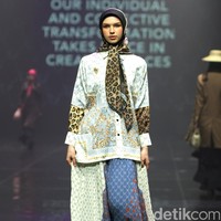 Inilah rancangan terbaru Vivi Zubedi yang mengaplikasikan motif macan di koleksinya bertajuk Metamorphoses. Fashions how koleksi Vivi berlangsung di The Tribatra Darmawangsa, Jakarta Selatan, Jumat [1/12/2023]. Foto: Mohammad Abduh/detikcom.
