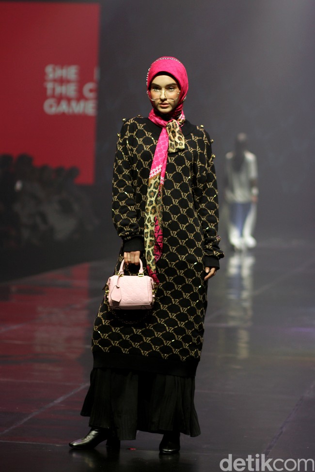 Inilah rancangan terbaru Vivi Zubedi yang mengaplikasikan motif macan di koleksinya bertajuk Metamorphoses. Fashions how koleksi Vivi berlangsung di The Tribatra Darmawangsa, Jakarta Selatan, Jumat [1/12/2023]. Foto: Mohammad Abduh/detikcom.