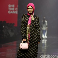 Inilah rancangan terbaru Vivi Zubedi yang mengaplikasikan motif macan di koleksinya bertajuk Metamorphoses. Fashions how koleksi Vivi berlangsung di The Tribatra Darmawangsa, Jakarta Selatan, Jumat [1/12/2023]. Foto: Mohammad Abduh/detikcom.