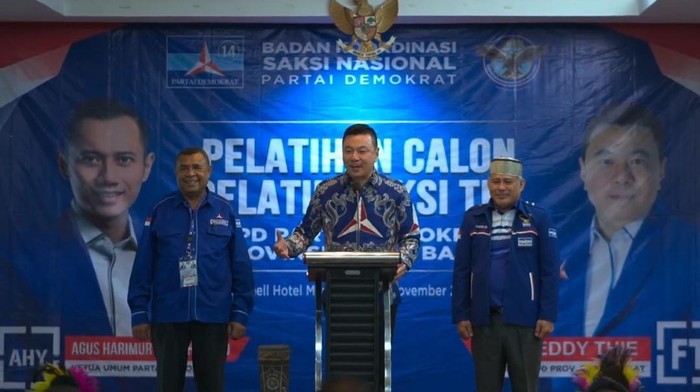 Konsolidasi Demokrat untuk Rebut Kemenangan di Papua Barat Mensin Partai Demorkat Papua Barat rerus bergerak dalam menghadapi pemilu 2024 mendatang. Selain terus konsolidasi kader dari tingkat DPD, DPC, PAC, Ranting dan Anak Ranting, dan juga melaksana kegiatan pelatihan saksi. Seperti halnya yang dilakukan kemarin DPD Partai Demokrat Papua Barat menggelar pelatihan bagi calon pelatih saksi Badan Koordinasi Saksi Daerah (BKSD).