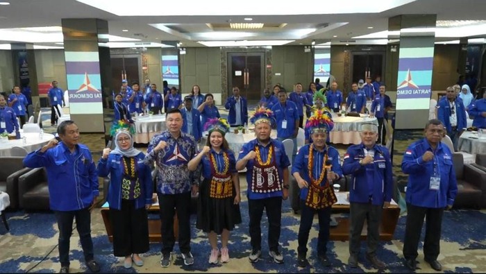 Konsolidasi Demokrat untuk Rebut Kemenangan di Papua Barat Mensin Partai Demorkat Papua Barat rerus bergerak dalam menghadapi pemilu 2024 mendatang. Selain terus konsolidasi kader dari tingkat DPD, DPC, PAC, Ranting dan Anak Ranting, dan juga melaksana kegiatan pelatihan saksi. Seperti halnya yang dilakukan kemarin DPD Partai Demokrat Papua Barat menggelar pelatihan bagi calon pelatih saksi Badan Koordinasi Saksi Daerah (BKSD).